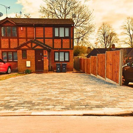 Modern Spark Home With Parking, Garden, Wi-Fi Birmingham Exteriör bild